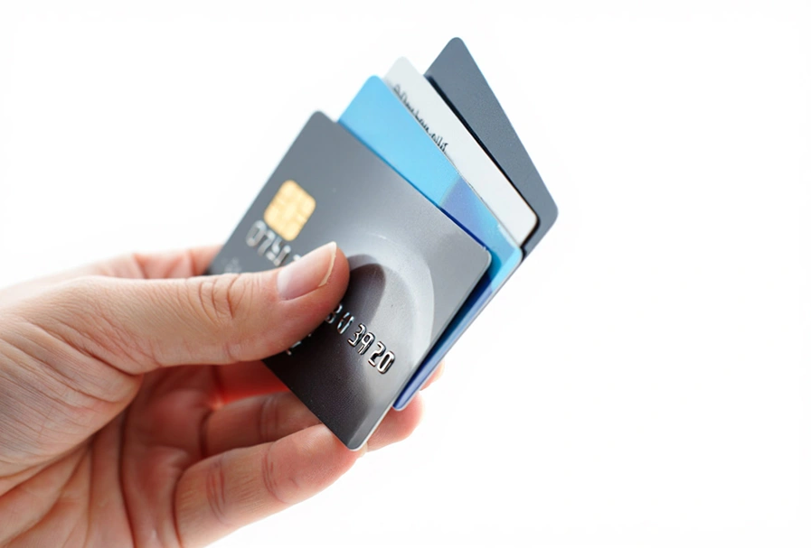 Несколько пластиковых карт в руке